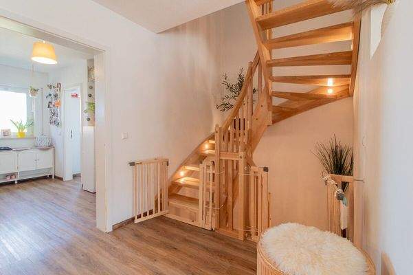 Treppenaufgang mit moderner Holztreppe