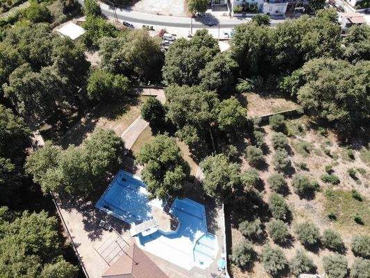 Kreta, Vryses: Wohngebäude mit Pool und Bergblick zu verkaufen – Ideale Investition im Apokoronas!