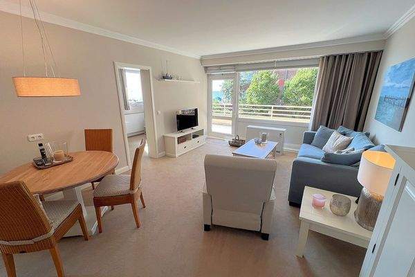 Helles Wohn- und Esszimmer mit Balkonzugang