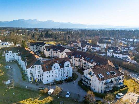 Drohnenaufnahme mit Bergblick