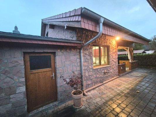 Seitenansicht mit Werkstatt