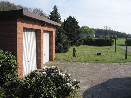 Garagen und weitere Grünfläche