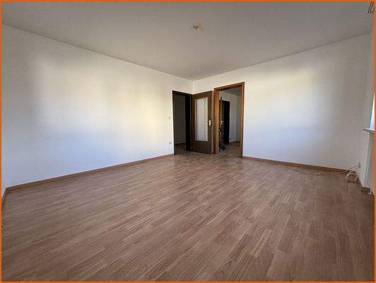 Wohnzimmer mit Zugang Küche und Esszimmer Wohnung EG