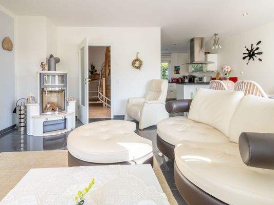 Wohnzimmer mit Blick zur offenen Küche 