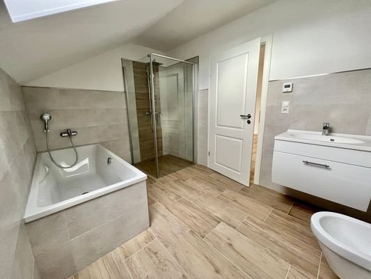 sowie Badewanne und Dusche