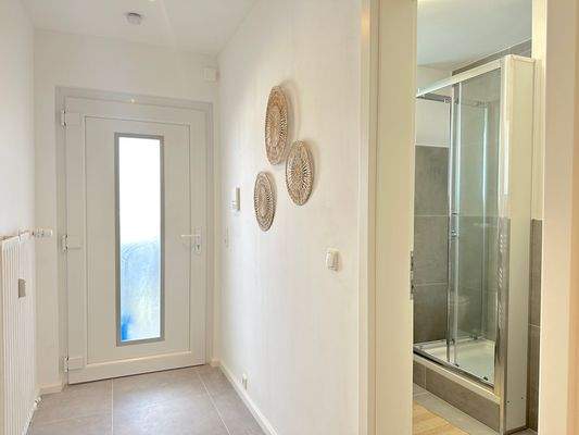 Heller Flur mit Dusche