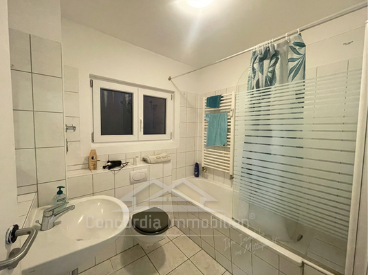 Tageslichtbad mit Dusche oder Wanne