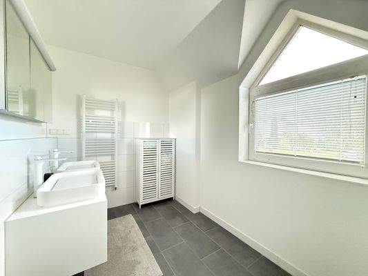 1. OG Tageslicht-Badezimmer