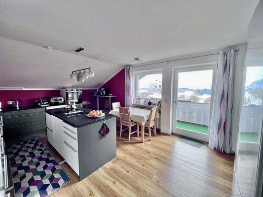 Küche mit Zugang zum Balkon