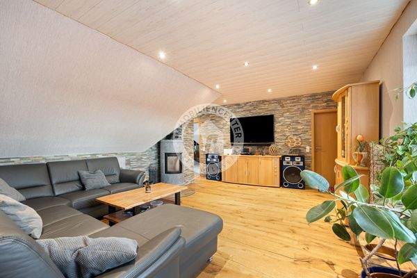 Der Blick in das geräumige  Wohn-/ Esszimmer im Dachgeschoss