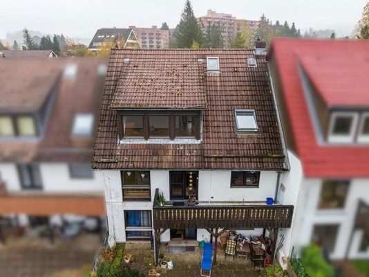 Gartenseite mit Balkon