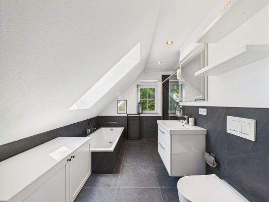 Familienbad mit ebenerdiger Dusche und Badewanne im OG