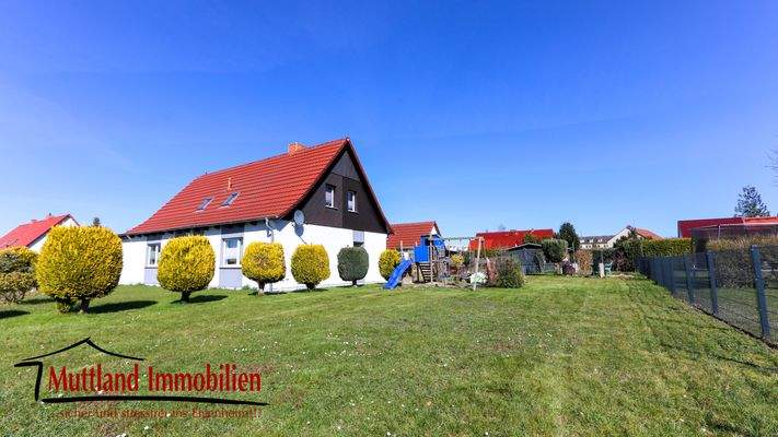 Hausansicht und Grundstück