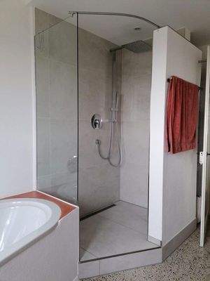 Dusche im Badezimmer im OG