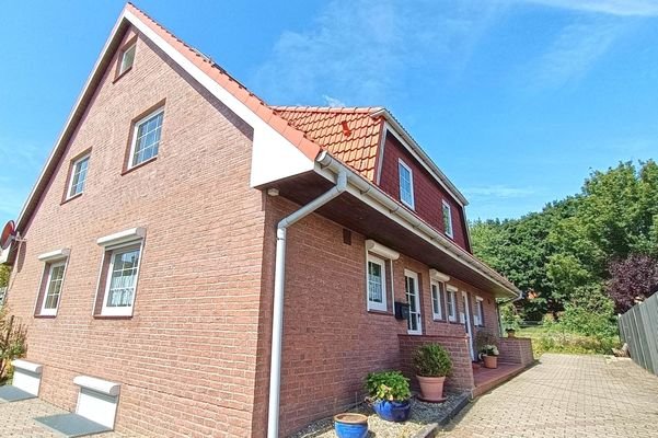 Hausansicht mit Zufahrt