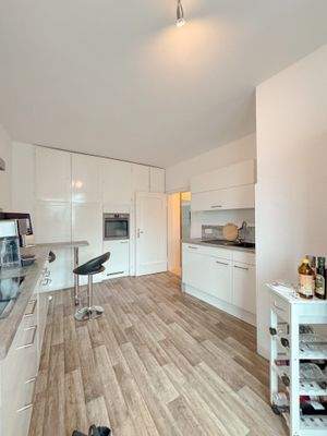 Moderne Küche mit Geräten