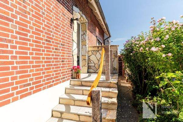 Haupteingang zu beiden Wohneinheiten (EG u. DG) 