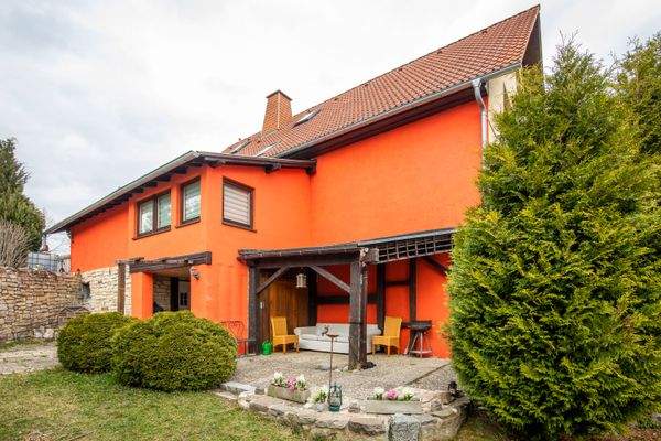 Terrasse und Gartenfläche