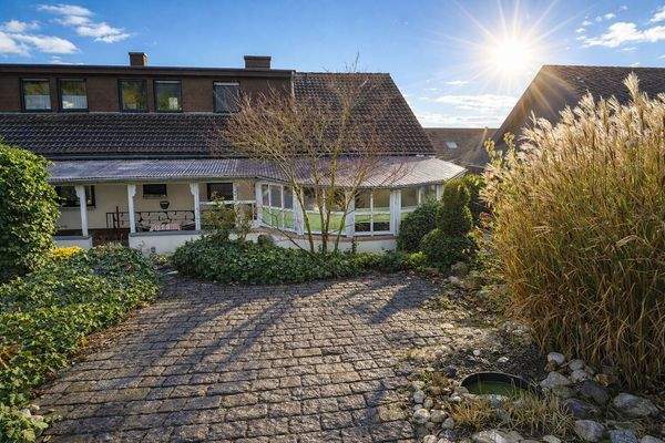 Gartenseite mit Wintergarten