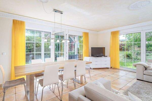 lichtdurchfluteter Wohnbereich