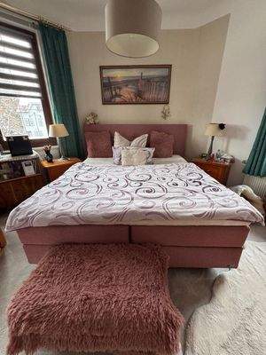 geräumiges Schlafzimmer