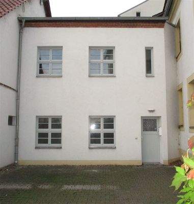 Eingang zur 2-Raum Massionettwohnung im Hof