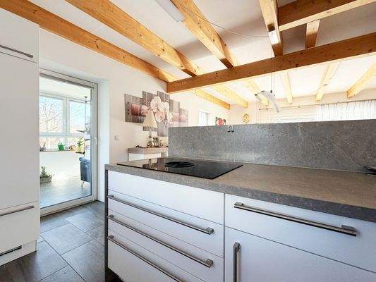 EG Küche: Kochinsel schafft Raum für gemeinsames Kochen und schnelle Gespräche