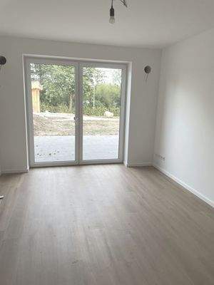 Schlafzimmer mit Zugang zum Garten