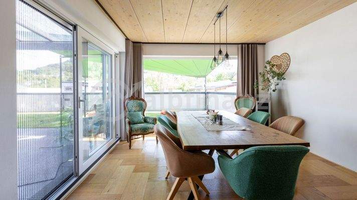 Essbereich mit Zugang zur Dachterrasse