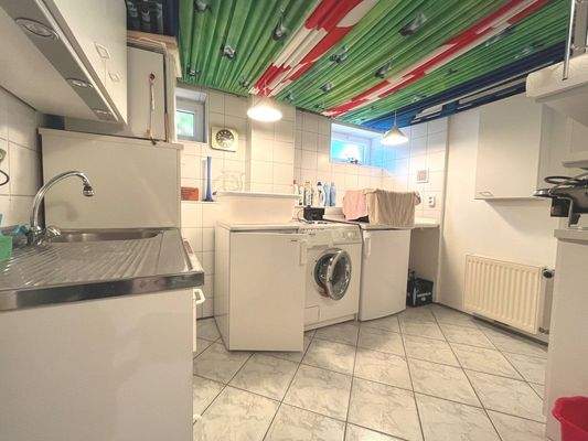 Sehr praktisch ist die Waschküche im Keller