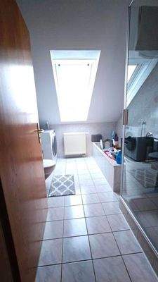 Tageslichtbad mit Wanne, Dusche, WC, WM-Anschluss