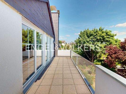 Sonniger Balkon mit Blick ins Grüne