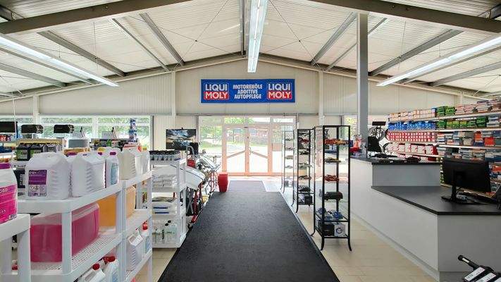 Hauptgang_Blick_Eingang_APT_Halle