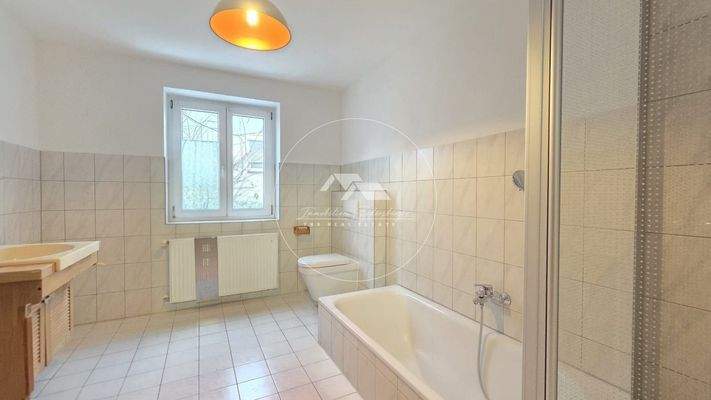 Tageslichtbad mit Wanne und Dusche