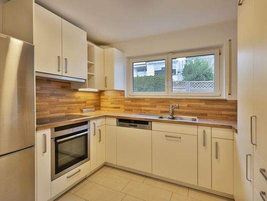 EG: Moderne Küche mit Einbaugeräten