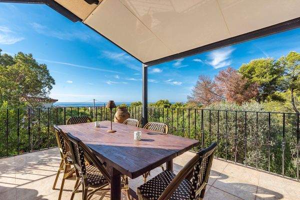 Essbereich mit Blick zum Meer