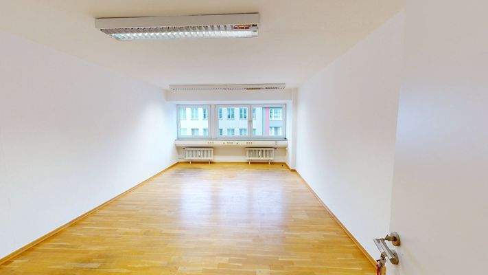 Leeres Büro mit Fenstern