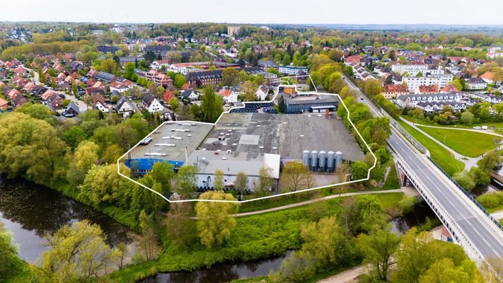 An Wohngebiet und Teich grenzende Grundstücke