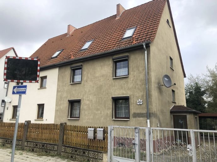 Doppelhaushälfte mit Entwicklungspotential in Döllnitz