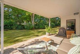 Platzbietende Terrasse mit Blick ins Grüne