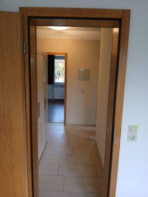 Wohnungsflur mit Fensterblick