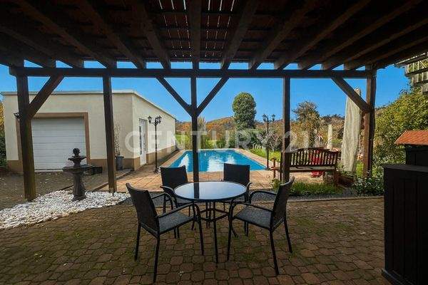 Überdachte Terrasse mit Blick ins Grüne