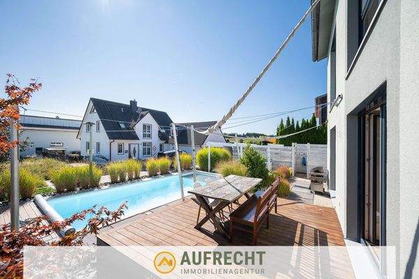 Terrasse mit Blick auf den Pool