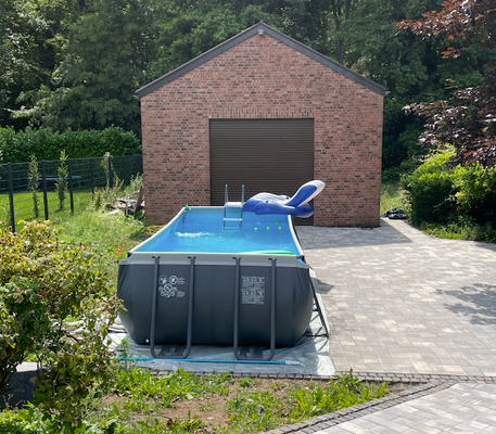 Halle und Außenpool