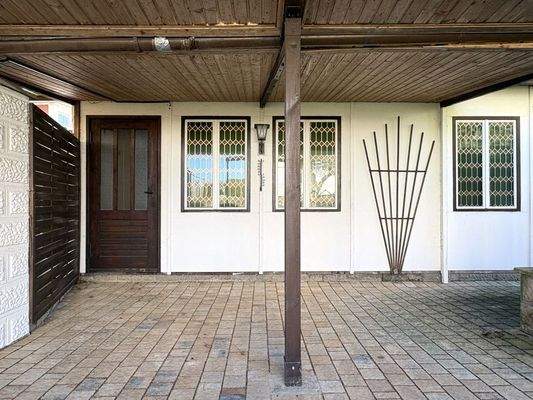 Nebengebäude mit Terrasse