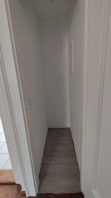 Schmaler weißer Flur