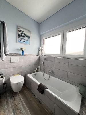 Erstes Bad/WC (Wanne und Dusche)