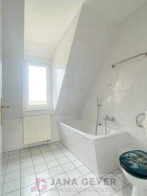 Tageslichtbad mit Wanne..