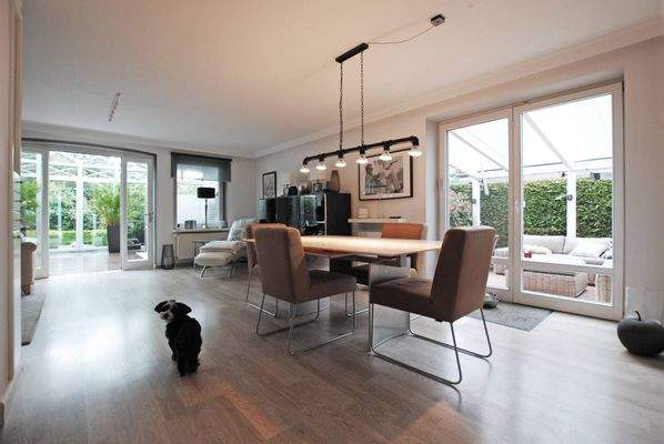 Der Essbereich mit Blick zum Wintergarten