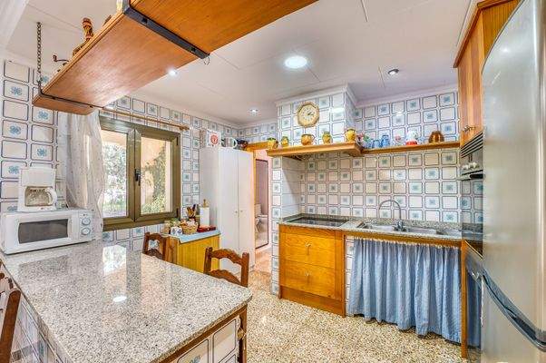 Offene komplett ausgestattete Küche